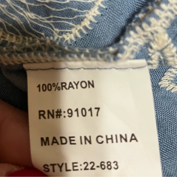 NWT!  Blue and White Embroidered Women's Top - Picture 7 of 8